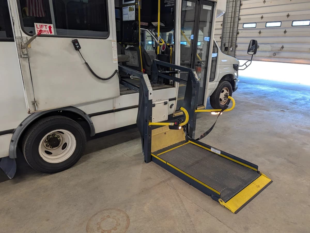 2017 Ford E450 Shuttle - Thumbnail 17 2017 Ford E450 Shuttle - Thumbnail 17