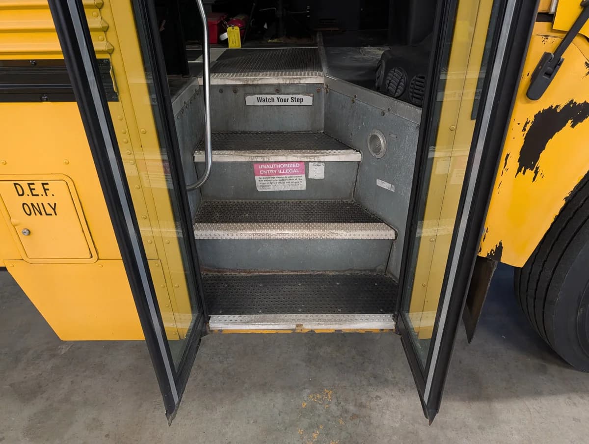 2012 Blue Bird Vision 72P - Thumbnail 5 2012 Blue Bird Vision 72P - Thumbnail 5