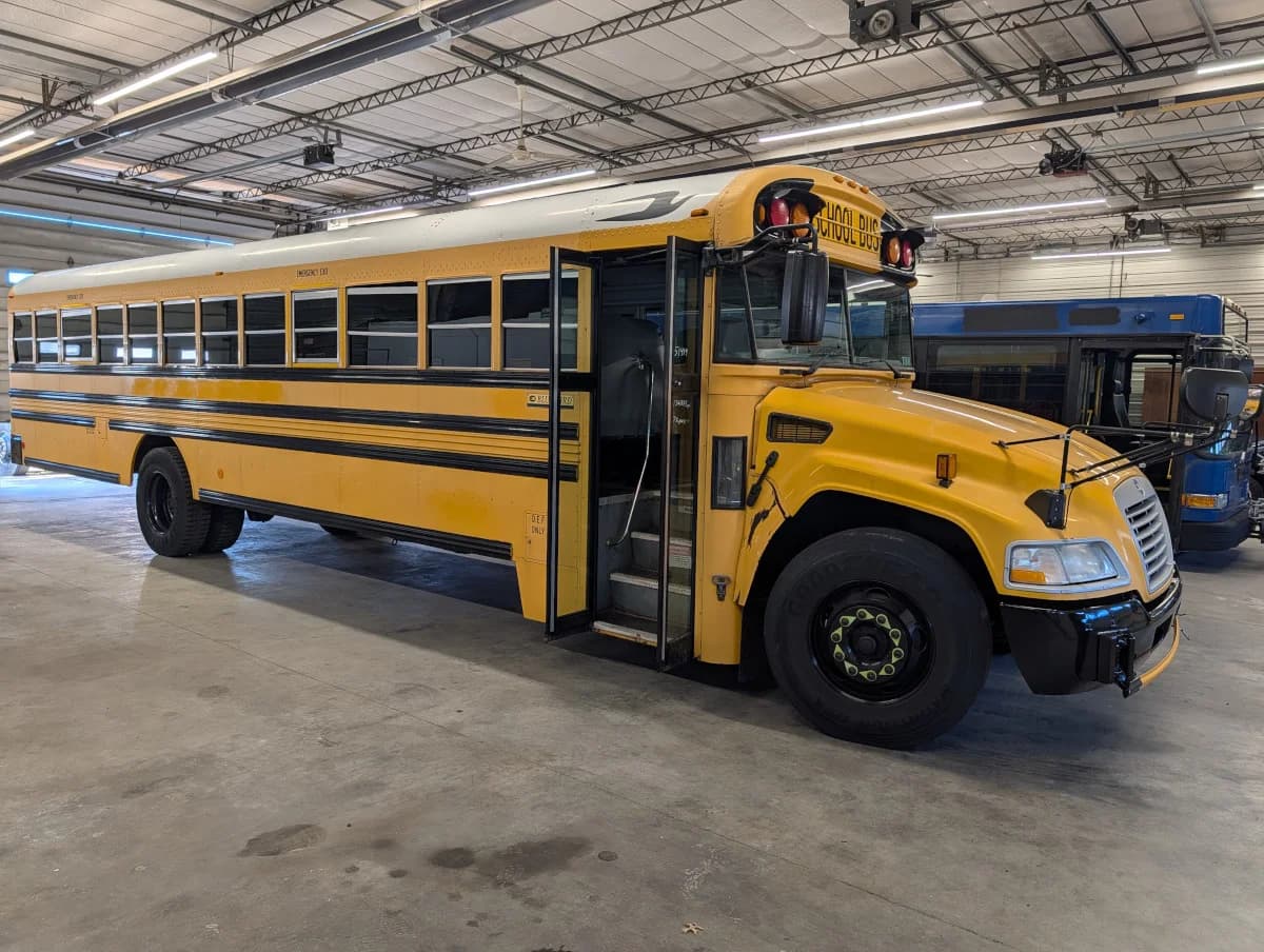 2012 Blue Bird Vision 72P - Thumbnail 2 2012 Blue Bird Vision 72P - Thumbnail 2